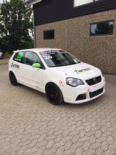 Michael Holm trækker i kørerdragten igen, og gør comeback i denne hvide VW Polo GTI. Den er noget mere kraftfuld end den Citroen Saxo, som han tidligere har kørt ræs i.
(Foto: Michael Holm)